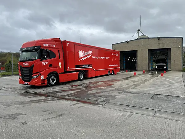 Camion rouge devant le Truck Wash